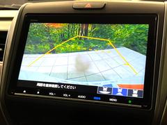 【バックカメラ】駐車時に後方がリアルタイム映像で確認できます。大型商業施設や立体駐車場での駐車時や、夜間のバック時に大活躍！運転スキルに関わらず、今や必須となった装備のひとつです！ 6