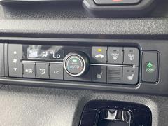 【オートエアコン】一度お好みの温度に設定すれば、車内の温度を検知し風量や温度を自動で調整。暑い…寒い…と何度もスイッチ操作をする必要はありません。快適な車内空間には必須の機能ですね♪ 6