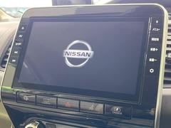 【大画面純正１０型】人気の大型１０インチナビを装備。存在感のある大画面はインパクト大！ナビ利用時のマップ表示は見やすく、テレビやＤＶＤは臨場感がアップ！いつものドライブがグッと楽しくなります♪ 3