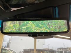 【デジタルインナーミラー】後席の大きな荷物や同乗者で後方が確認しづらい時でも安心！カメラが撮影した車両後方の映像をルームミラー内に表示。クリアな視界で状況の確認が可能です！ 6