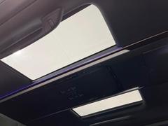 【パノラマルーフ】大型のガラスルーフ搭載で車内の解放感が一気にアップ！開放的なドライブをお楽しみいただけます。 3