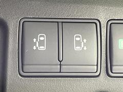 【両側パワースライドドア】スマートキーや運転席のスイッチで後席両側スライドドアの開閉が可能♪電動だから力を入れてドアを開ける必要が無く、小さなお子様でも簡単に開け閉めでき快適です♪ 5