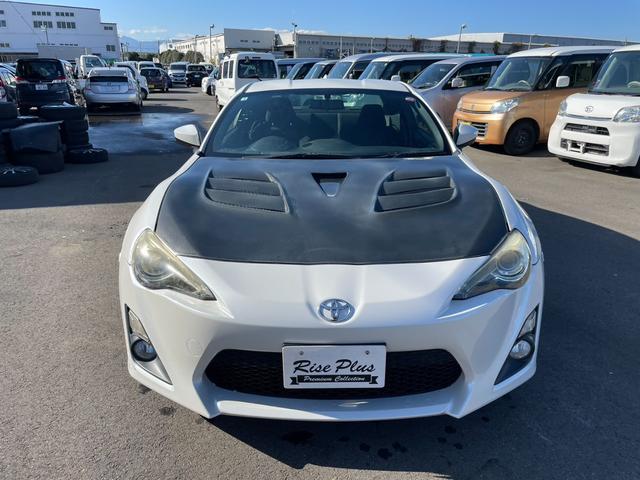 ８６ ＧＴ　６ＭＴ　ＨＫＳマフラー　バックカメラ　Ｂｌｕｅｔｏｏｔｈオーディオ　カーボンボンネット（3枚目）