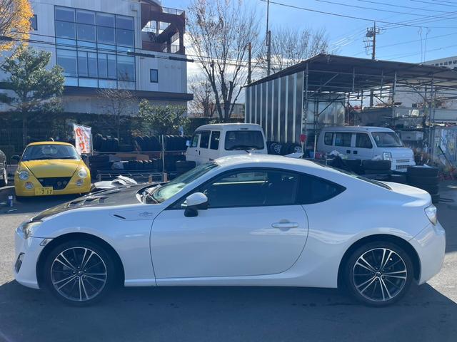 ８６ ＧＴ　６ＭＴ　ＨＫＳマフラー　バックカメラ　Ｂｌｕｅｔｏｏｔｈオーディオ　カーボンボンネット（8枚目）