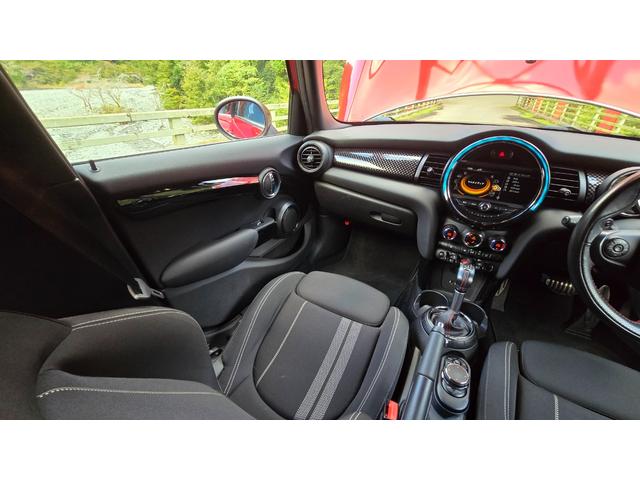 ＭＩＮＩ クーパーＳＤ　ＪＣＷパッケージ　バックカメラ　クルーズコントロール　前後ドライブレコーダー　ＪＣＷステアリング　ＭＴモード　ＬＥＤヘッドライト　スロットインＥＴＣ　禁煙車　Ｂｌｕｅｔｏｏｔｈ　ブラックベゼル（3枚目）