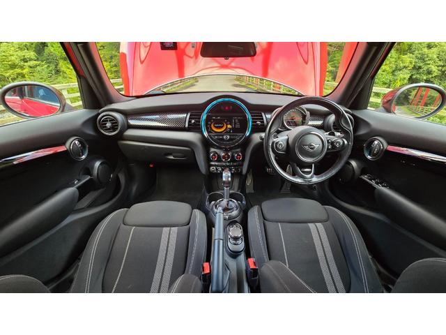 ＭＩＮＩ クーパーＳＤ　ＪＣＷパッケージ　バックカメラ　クルーズコントロール　前後ドライブレコーダー　ＪＣＷステアリング　ＭＴモード　ＬＥＤヘッドライト　スロットインＥＴＣ　禁煙車　Ｂｌｕｅｔｏｏｔｈ　ブラックベゼル（4枚目）
