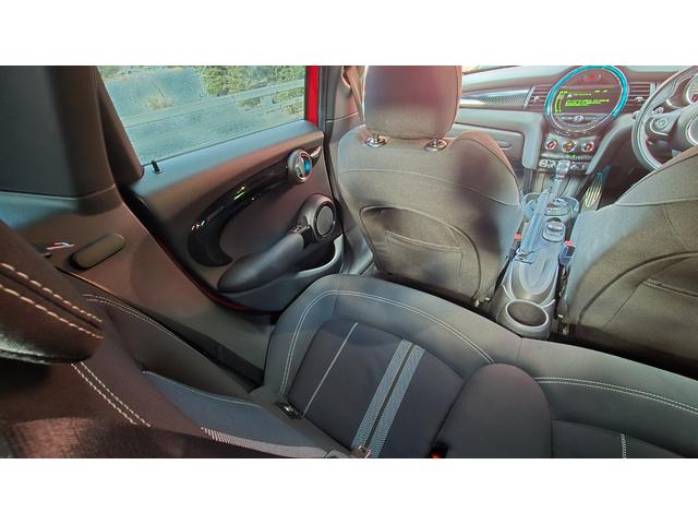 ＭＩＮＩ クーパーＳＤ　ＪＣＷパッケージ　バックカメラ　クルーズコントロール　前後ドライブレコーダー　ＪＣＷステアリング　ＭＴモード　ＬＥＤヘッドライト　スロットインＥＴＣ　禁煙車　Ｂｌｕｅｔｏｏｔｈ　ブラックベゼル（6枚目）