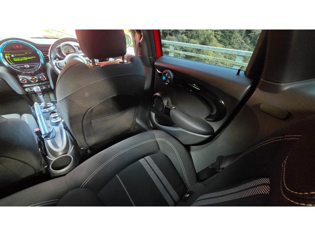 ＭＩＮＩ クーパーＳＤ　ＪＣＷパッケージ　バックカメラ　クルーズコントロール　前後ドライブレコーダー　ＪＣＷステアリング　ＭＴモード　ＬＥＤヘッドライト　スロットインＥＴＣ　禁煙車　Ｂｌｕｅｔｏｏｔｈ　ブラックベゼル（8枚目）