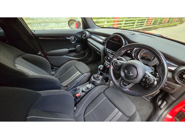 ＭＩＮＩ クーパーＳＤ　ＪＣＷパッケージ　バックカメラ　クルーズコントロール　前後ドライブレコーダー　ＪＣＷステアリング　ＭＴモード　ＬＥＤヘッドライト　スロットインＥＴＣ　禁煙車　Ｂｌｕｅｔｏｏｔｈ　ブラックベゼル（32枚目）