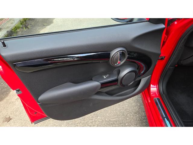 ＭＩＮＩ クーパーＳＤ　ＪＣＷパッケージ　バックカメラ　クルーズコントロール　前後ドライブレコーダー　ＪＣＷステアリング　ＭＴモード　ＬＥＤヘッドライト　スロットインＥＴＣ　禁煙車　Ｂｌｕｅｔｏｏｔｈ　ブラックベゼル（45枚目）