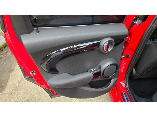 ＭＩＮＩ クーパーＳＤ　ＪＣＷパッケージ　バックカメラ　クルーズコントロール　前後ドライブレコーダー　ＪＣＷステアリング　ＭＴモード　ＬＥＤヘッドライト　スロットインＥＴＣ　禁煙車　Ｂｌｕｅｔｏｏｔｈ　ブラックベゼル（53枚目）