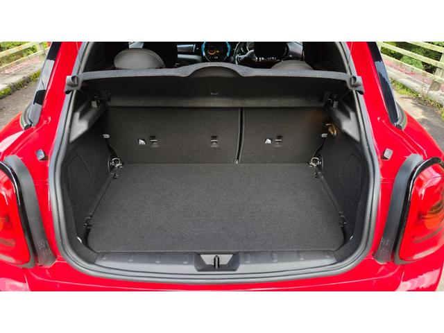 ＭＩＮＩ クーパーＳＤ　ＪＣＷパッケージ　バックカメラ　クルーズコントロール　前後ドライブレコーダー　ＪＣＷステアリング　ＭＴモード　ＬＥＤヘッドライト　スロットインＥＴＣ　禁煙車　Ｂｌｕｅｔｏｏｔｈ　ブラックベゼル（56枚目）