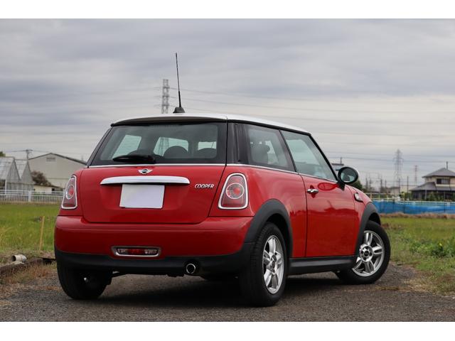 MINI クーパー ハロゲンヘッドライト ETC 禁煙車 ISOFIX 純正15inchアルミホイール 革ステアリング 前後フォグランプ キーレスキー 赤アクセント内装 AUX AUTOエアコン パワーウィンドウ(2枚目)