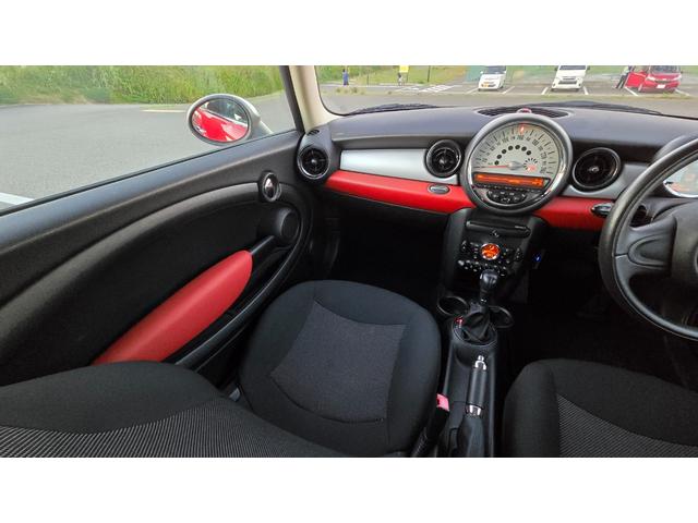 MINI クーパー ハロゲンヘッドライト ETC 禁煙車 ISOFIX 純正15inchアルミホイール 革ステアリング 前後フォグランプ キーレスキー 赤アクセント内装 AUX AUTOエアコン パワーウィンドウ(3枚目)