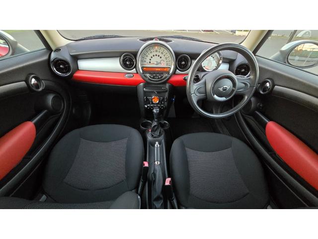 MINI クーパー ハロゲンヘッドライト ETC 禁煙車 ISOFIX 純正15inchアルミホイール 革ステアリング 前後フォグランプ キーレスキー 赤アクセント内装 AUX AUTOエアコン パワーウィンドウ(4枚目)