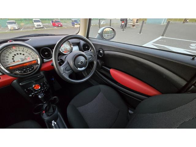 MINI クーパー ハロゲンヘッドライト ETC 禁煙車 ISOFIX 純正15inchアルミホイール 革ステアリング 前後フォグランプ キーレスキー 赤アクセント内装 AUX AUTOエアコン パワーウィンドウ(5枚目)