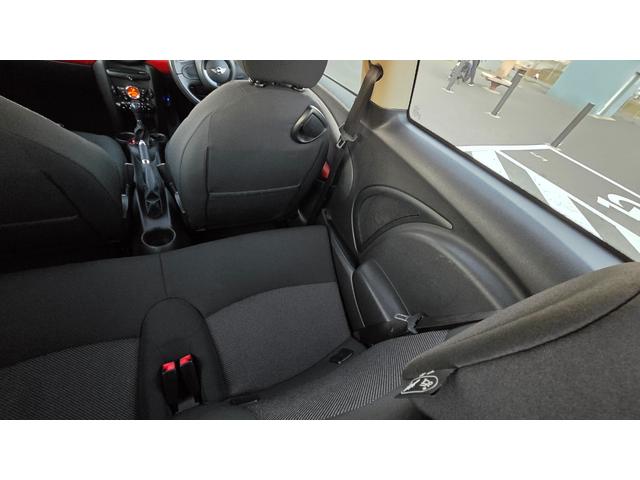 MINI クーパー ハロゲンヘッドライト ETC 禁煙車 ISOFIX 純正15inchアルミホイール 革ステアリング 前後フォグランプ キーレスキー 赤アクセント内装 AUX AUTOエアコン パワーウィンドウ(8枚目)