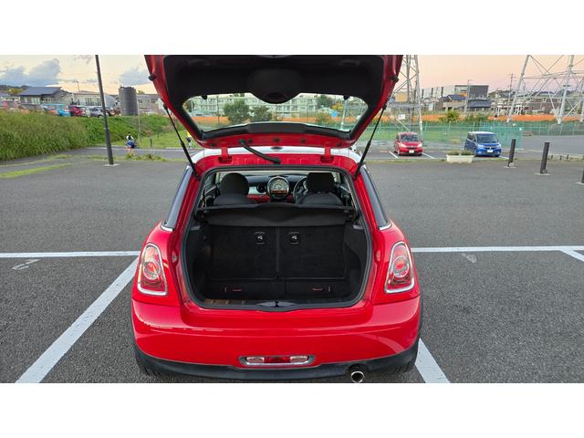 MINI クーパー ハロゲンヘッドライト ETC 禁煙車 ISOFIX 純正15inchアルミホイール 革ステアリング 前後フォグランプ キーレスキー 赤アクセント内装 AUX AUTOエアコン パワーウィンドウ(9枚目)