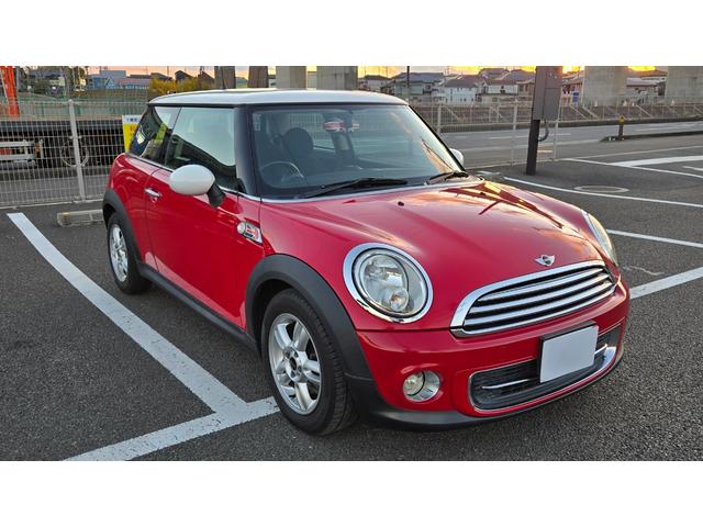 MINI クーパー ハロゲンヘッドライト ETC 禁煙車 ISOFIX 純正15inchアルミホイール 革ステアリング 前後フォグランプ キーレスキー 赤アクセント内装 AUX AUTOエアコン パワーウィンドウ(11枚目)