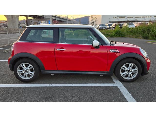 MINI クーパー ハロゲンヘッドライト ETC 禁煙車 ISOFIX 純正15inchアルミホイール 革ステアリング 前後フォグランプ キーレスキー 赤アクセント内装 AUX AUTOエアコン パワーウィンドウ(12枚目)