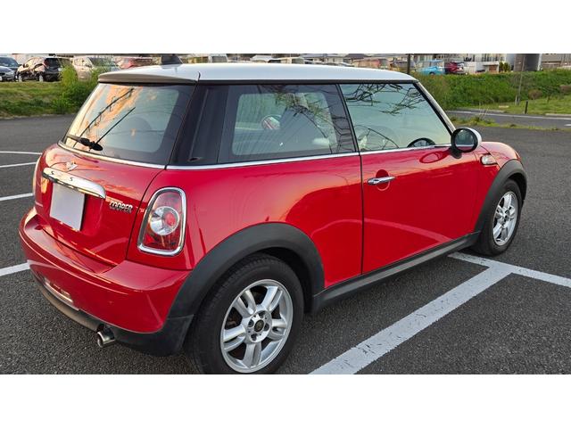 MINI クーパー ハロゲンヘッドライト ETC 禁煙車 ISOFIX 純正15inchアルミホイール 革ステアリング 前後フォグランプ キーレスキー 赤アクセント内装 AUX AUTOエアコン パワーウィンドウ(13枚目)