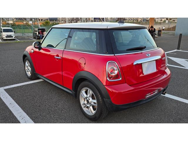 MINI クーパー ハロゲンヘッドライト ETC 禁煙車 ISOFIX 純正15inchアルミホイール 革ステアリング 前後フォグランプ キーレスキー 赤アクセント内装 AUX AUTOエアコン パワーウィンドウ(15枚目)