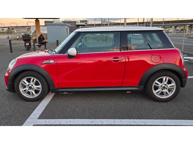 MINI クーパー ハロゲンヘッドライト ETC 禁煙車 ISOFIX 純正15inchアルミホイール 革ステアリング 前後フォグランプ キーレスキー 赤アクセント内装 AUX AUTOエアコン パワーウィンドウ(16枚目)