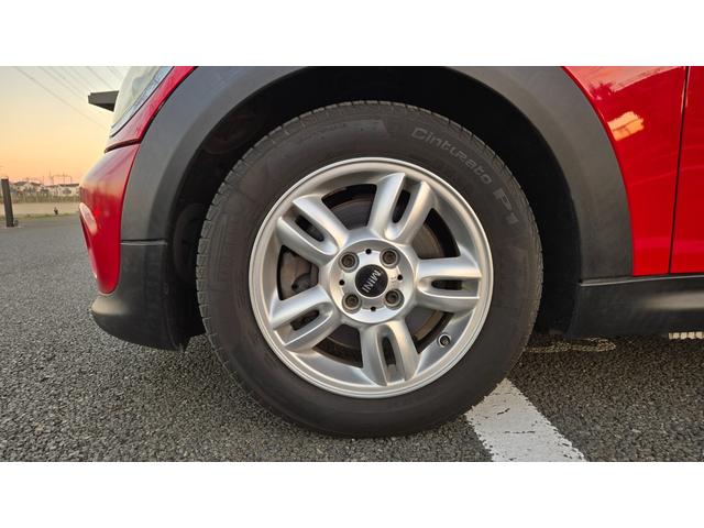 MINI クーパー ハロゲンヘッドライト ETC 禁煙車 ISOFIX 純正15inchアルミホイール 革ステアリング 前後フォグランプ キーレスキー 赤アクセント内装 AUX AUTOエアコン パワーウィンドウ(22枚目)