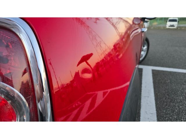 MINI クーパー ハロゲンヘッドライト ETC 禁煙車 ISOFIX 純正15inchアルミホイール 革ステアリング 前後フォグランプ キーレスキー 赤アクセント内装 AUX AUTOエアコン パワーウィンドウ(25枚目)
