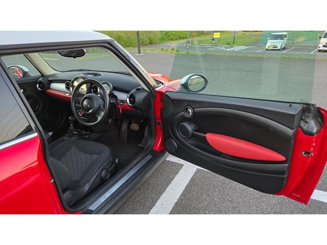 MINI クーパー ハロゲンヘッドライト ETC 禁煙車 ISOFIX 純正15inchアルミホイール 革ステアリング 前後フォグランプ キーレスキー 赤アクセント内装 AUX AUTOエアコン パワーウィンドウ(26枚目)