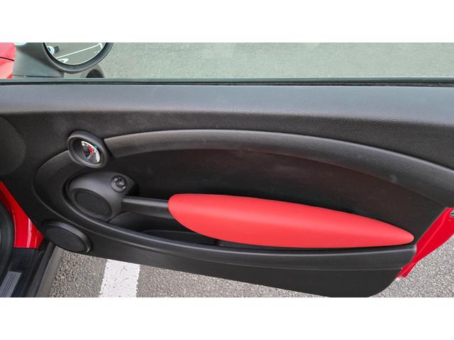 MINI クーパー ハロゲンヘッドライト ETC 禁煙車 ISOFIX 純正15inchアルミホイール 革ステアリング 前後フォグランプ キーレスキー 赤アクセント内装 AUX AUTOエアコン パワーウィンドウ(27枚目)