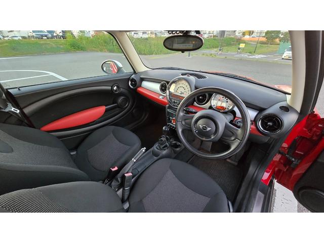 MINI クーパー ハロゲンヘッドライト ETC 禁煙車 ISOFIX 純正15inchアルミホイール 革ステアリング 前後フォグランプ キーレスキー 赤アクセント内装 AUX AUTOエアコン パワーウィンドウ(28枚目)