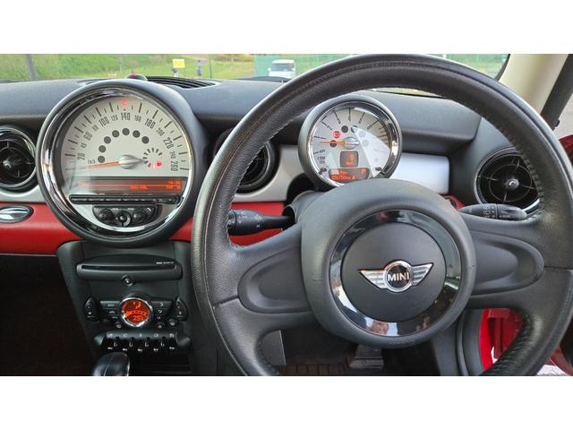 MINI クーパー ハロゲンヘッドライト ETC 禁煙車 ISOFIX 純正15inchアルミホイール 革ステアリング 前後フォグランプ キーレスキー 赤アクセント内装 AUX AUTOエアコン パワーウィンドウ(30枚目)