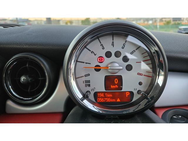 MINI クーパー ハロゲンヘッドライト ETC 禁煙車 ISOFIX 純正15inchアルミホイール 革ステアリング 前後フォグランプ キーレスキー 赤アクセント内装 AUX AUTOエアコン パワーウィンドウ(31枚目)