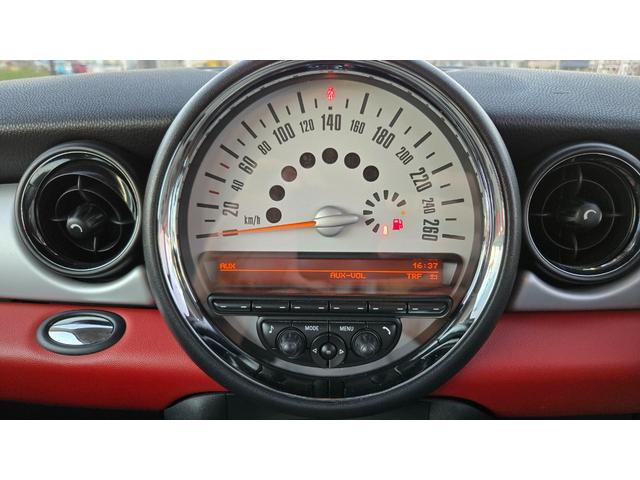 MINI クーパー ハロゲンヘッドライト ETC 禁煙車 ISOFIX 純正15inchアルミホイール 革ステアリング 前後フォグランプ キーレスキー 赤アクセント内装 AUX AUTOエアコン パワーウィンドウ(32枚目)