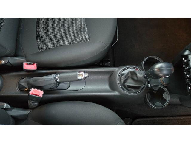 MINI クーパー ハロゲンヘッドライト ETC 禁煙車 ISOFIX 純正15inchアルミホイール 革ステアリング 前後フォグランプ キーレスキー 赤アクセント内装 AUX AUTOエアコン パワーウィンドウ(35枚目)