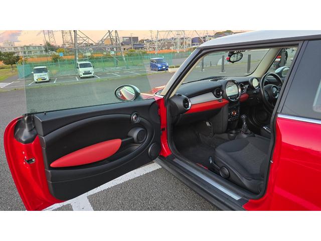 MINI クーパー ハロゲンヘッドライト ETC 禁煙車 ISOFIX 純正15inchアルミホイール 革ステアリング 前後フォグランプ キーレスキー 赤アクセント内装 AUX AUTOエアコン パワーウィンドウ(38枚目)