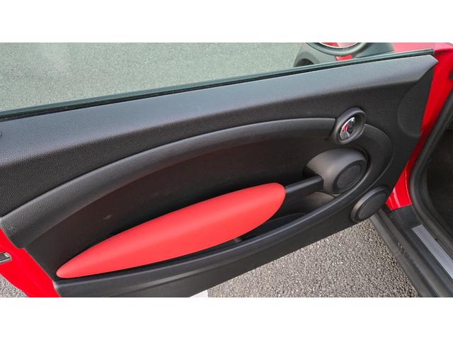 MINI クーパー ハロゲンヘッドライト ETC 禁煙車 ISOFIX 純正15inchアルミホイール 革ステアリング 前後フォグランプ キーレスキー 赤アクセント内装 AUX AUTOエアコン パワーウィンドウ(39枚目)