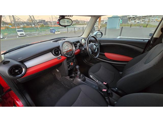 MINI クーパー ハロゲンヘッドライト ETC 禁煙車 ISOFIX 純正15inchアルミホイール 革ステアリング 前後フォグランプ キーレスキー 赤アクセント内装 AUX AUTOエアコン パワーウィンドウ(40枚目)