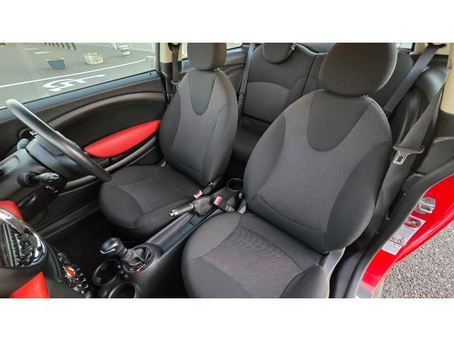 MINI クーパー ハロゲンヘッドライト ETC 禁煙車 ISOFIX 純正15inchアルミホイール 革ステアリング 前後フォグランプ キーレスキー 赤アクセント内装 AUX AUTOエアコン パワーウィンドウ(41枚目)