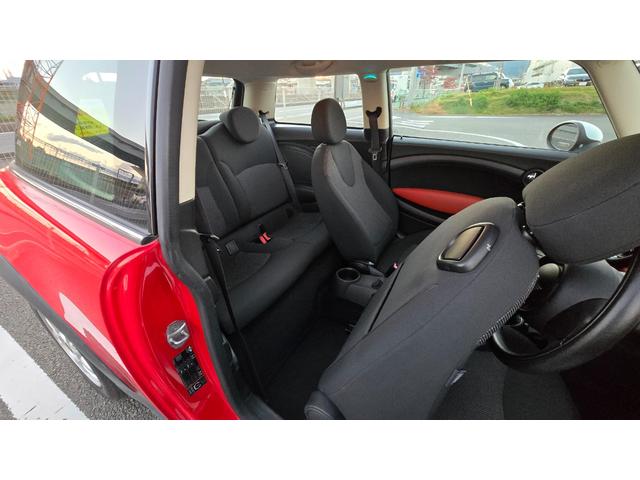 MINI クーパー ハロゲンヘッドライト ETC 禁煙車 ISOFIX 純正15inchアルミホイール 革ステアリング 前後フォグランプ キーレスキー 赤アクセント内装 AUX AUTOエアコン パワーウィンドウ(42枚目)