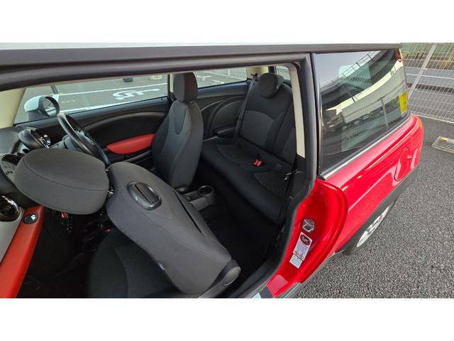 MINI クーパー ハロゲンヘッドライト ETC 禁煙車 ISOFIX 純正15inchアルミホイール 革ステアリング 前後フォグランプ キーレスキー 赤アクセント内装 AUX AUTOエアコン パワーウィンドウ(45枚目)