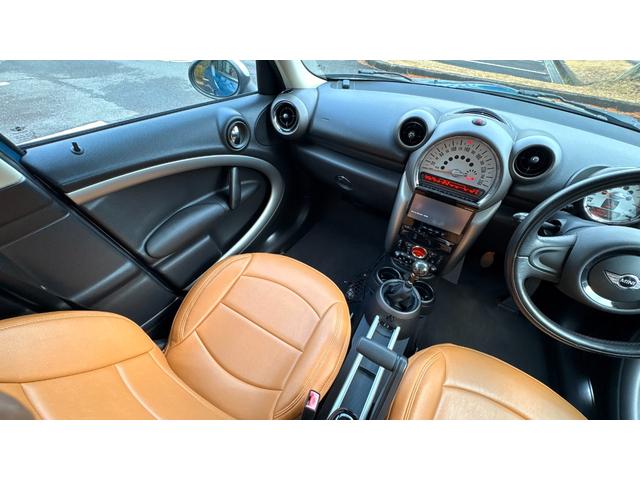 MINI クーパー クロスオーバー 6MT Bluetooth 格納式カロッツェリアナビ TV HID ETC 社外アルミ オートワイパー シートヒーター LED車内灯 シートカバー 社外シフトノブ オールシーズンタイヤ 禁煙車(3枚目)