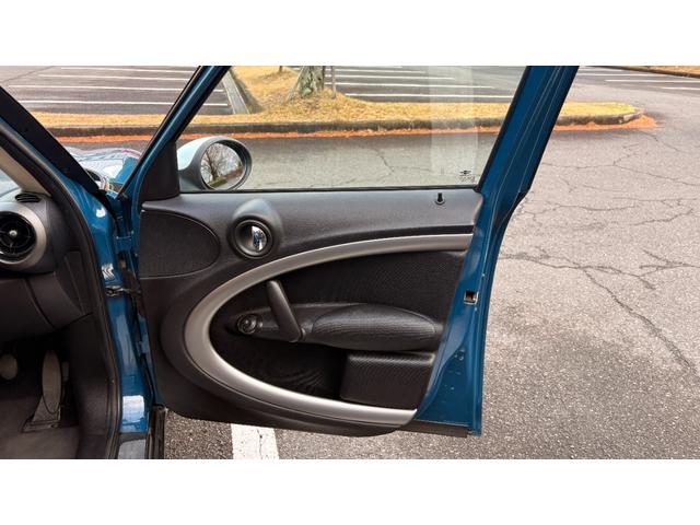 MINI クーパー クロスオーバー 6MT Bluetooth 格納式カロッツェリアナビ TV HID ETC 社外アルミ オートワイパー シートヒーター LED車内灯 シートカバー 社外シフトノブ オールシーズンタイヤ 禁煙車(27枚目)