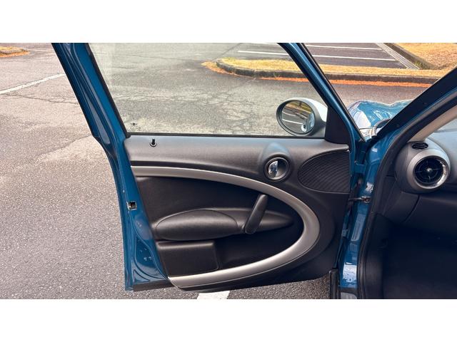 MINI クーパー クロスオーバー 6MT Bluetooth 格納式カロッツェリアナビ TV HID ETC 社外アルミ オートワイパー シートヒーター LED車内灯 シートカバー 社外シフトノブ オールシーズンタイヤ 禁煙車(40枚目)