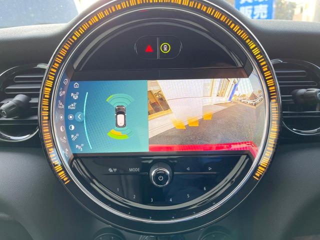 ＭＩＮＩ クーパー　プレミアムプラスパッケージクラシックトリム　クラシックトリム　純正ナビ　バックカメラ　ブラックルーフ　マルチディスプレイメーター　ハーフレザーシート　シートヒーター　ルームミラー内蔵ＥＴＣ（4枚目）