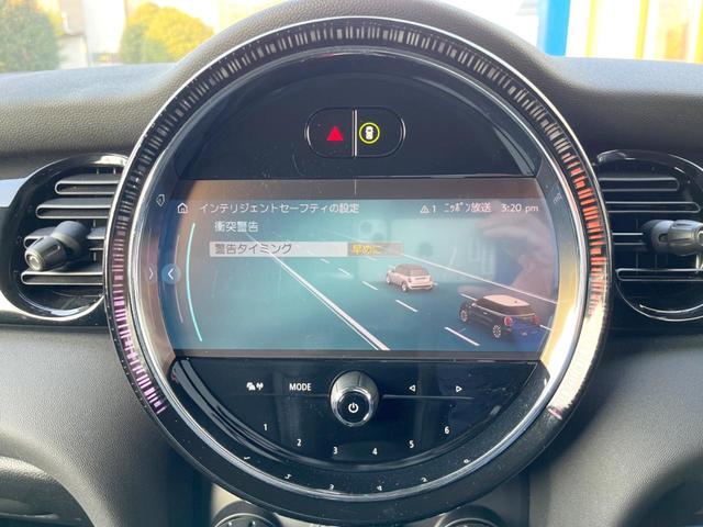 ＭＩＮＩ クーパー　プレミアムプラスパッケージクラシックトリム　クラシックトリム　純正ナビ　バックカメラ　ブラックルーフ　マルチディスプレイメーター　ハーフレザーシート　シートヒーター　ルームミラー内蔵ＥＴＣ（5枚目）