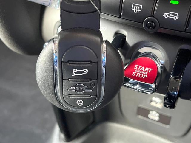 ＭＩＮＩ クーパー　プレミアムプラスパッケージクラシックトリム　クラシックトリム　純正ナビ　バックカメラ　ブラックルーフ　マルチディスプレイメーター　ハーフレザーシート　シートヒーター　ルームミラー内蔵ＥＴＣ（7枚目）