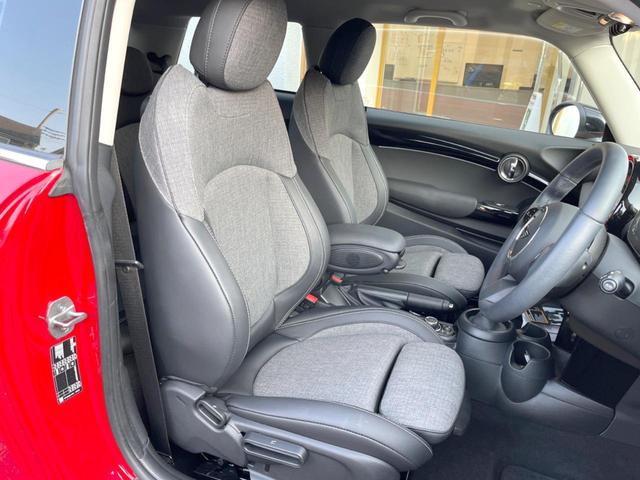 ＭＩＮＩ クーパー　プレミアムプラスパッケージクラシックトリム　クラシックトリム　純正ナビ　バックカメラ　ブラックルーフ　マルチディスプレイメーター　ハーフレザーシート　シートヒーター　ルームミラー内蔵ＥＴＣ（9枚目）