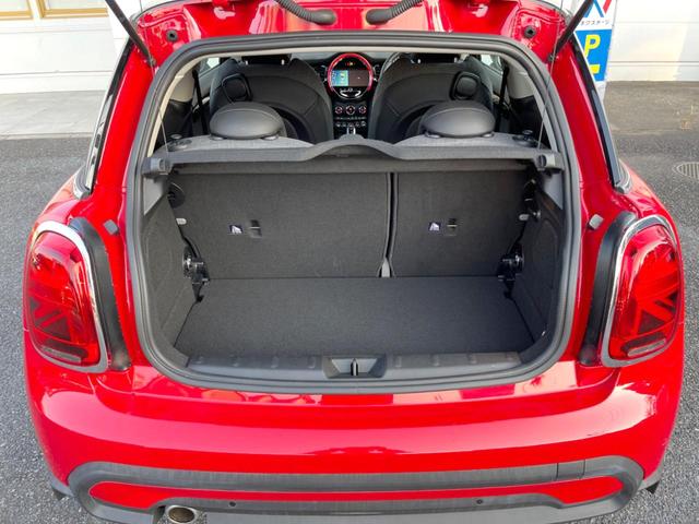 ＭＩＮＩ クーパー　プレミアムプラスパッケージクラシックトリム　クラシックトリム　純正ナビ　バックカメラ　ブラックルーフ　マルチディスプレイメーター　ハーフレザーシート　シートヒーター　ルームミラー内蔵ＥＴＣ（12枚目）